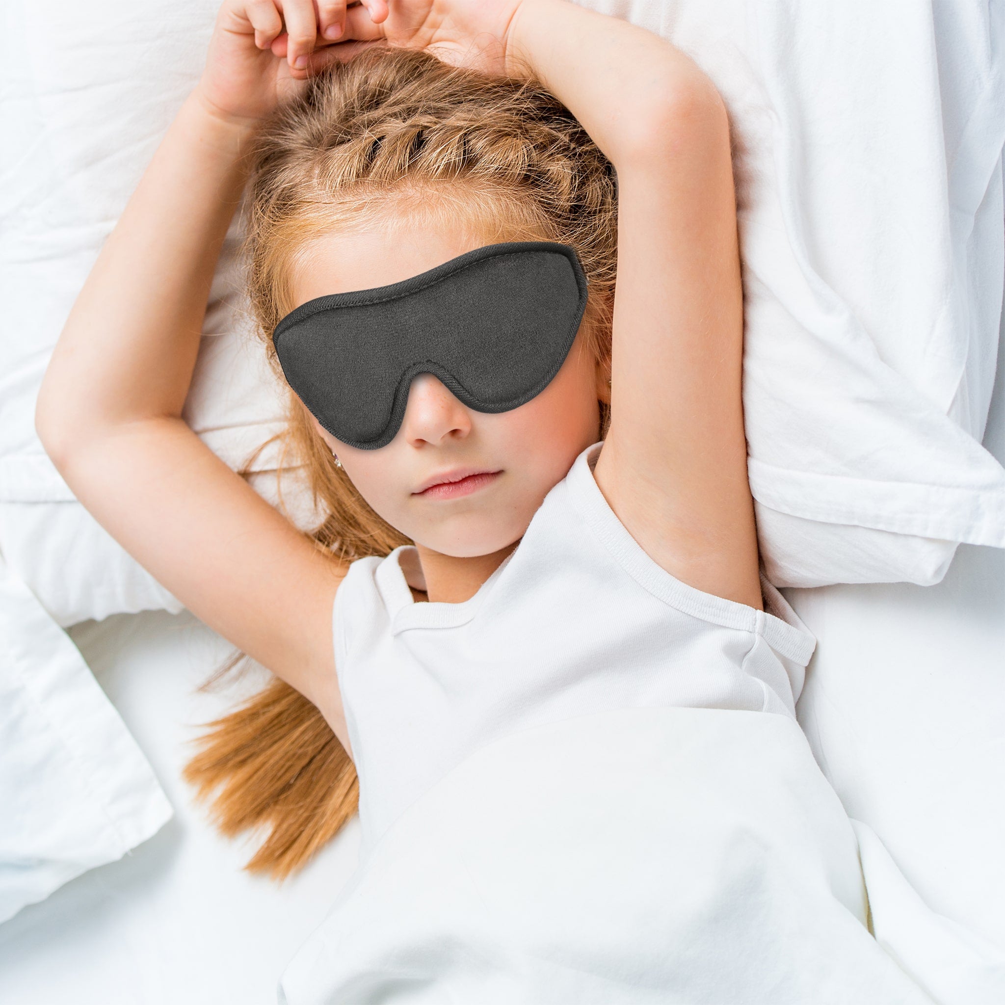 Barn iført REZT sovemaske med avslappet passform.